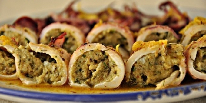 Без соуса и риса — кальмары фаршированные яично-грибной смесью