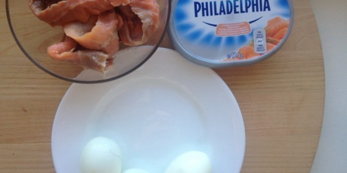 Мой вариант легко и сытного завтрака: Варенные яйца с сыром и рыбкой