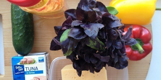 Диетический салат с тунцом, базиликом и элементами виски