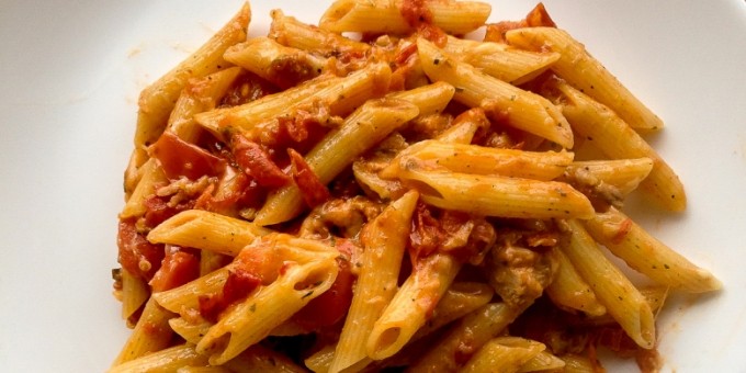 Пенне с тунцом и специальным соусом на основе помидор