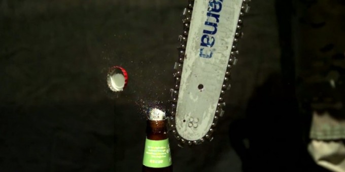 Более 100 тысяч лайков за открытие бутылки пива бензопилой