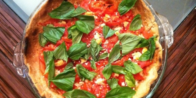 Несладкий пирог с жареным луком, сыром и помидорами