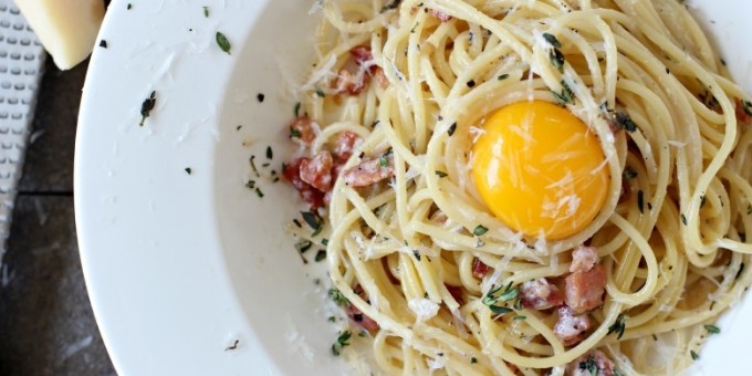 Секрет спагетти "карбонара" — сырный соус на свежих яйцах