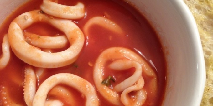 Вкусный и полезный: Томатный суп с кальмарами