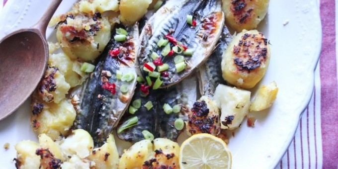 Запеченная скумбрия в остром маринаде с картофелем