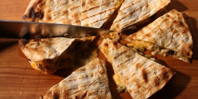 Мексиканская кесадилья с курицей и сыром, как в «Tapas Bar» за 30 минут