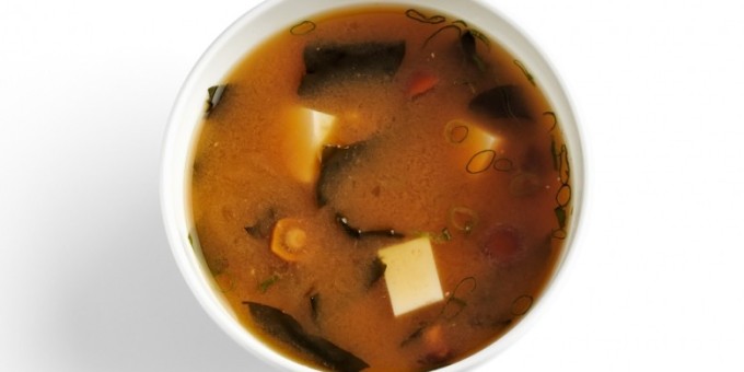 Как готовят суп мисо широ с грибами и яйцом в суши-баре «Йо! Суши»