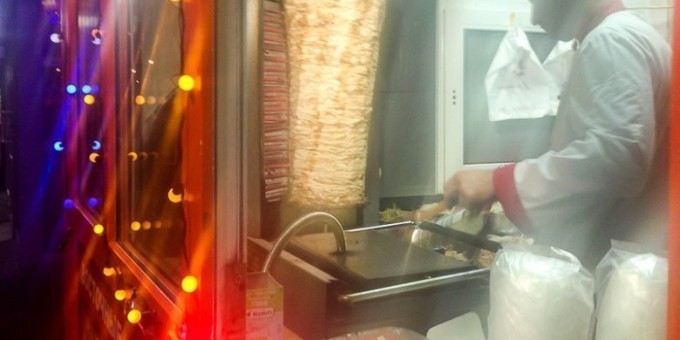 Курс доллара меняется, а шаурма в кафе «Мираж» все такая же смачная