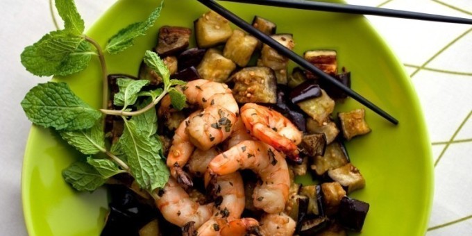 Салат с креветками и грилированными баклажанами в соевом соусе