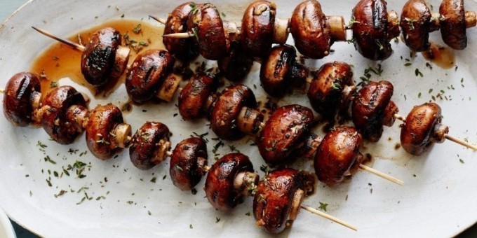 Домашний шашлык из шампиньонов с перцем в духовке