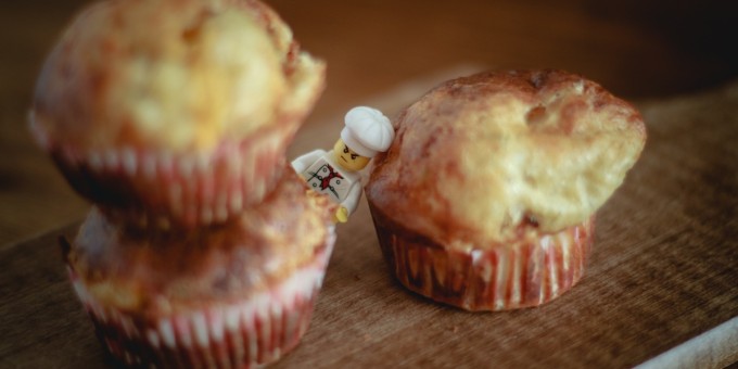 Готовим в духовке: Сырные кексы с курицей и домашним соусом Ранч