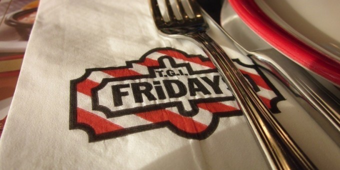 Обед в ресторане «T.G.I. Friday's (Т.Ж.И. Фрайди'с)» — веселое заведение со своей атмосферой