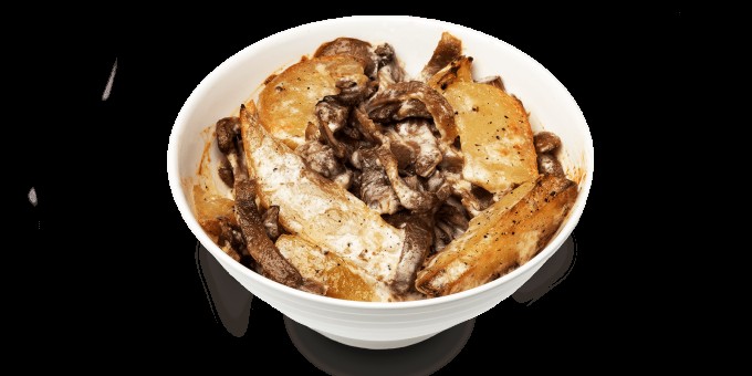 Салата из говяжьего языка с грибами и черносливом