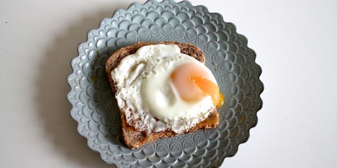 5 способов знатно и вкусно пожарить яйца на завтрак