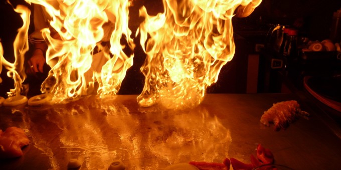 Бесконечно можно смотреть на три вещи: воду, огонь и как готовится еда тепаньяки-поваром