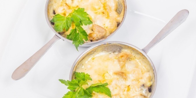 Самая простая и вкусная закуска: грибной жульен с курицей