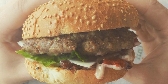 Сегодня мы охотимся на редкий вид бургеров в снэк-баре «Coffee inn (Кофе ин)»