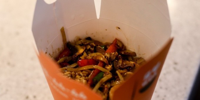 Китайскую коробочку с лапшой от WOK теперь можно отведать на «Фуд Репаблике»