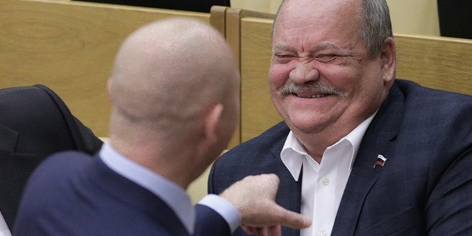 Газированный запрет: инициатор санкций против Coca-Cola предложил разбавлять виски квасом