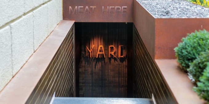 Только вино, только мясо: новый,  стейк-хаус «YARD» в Советском районе