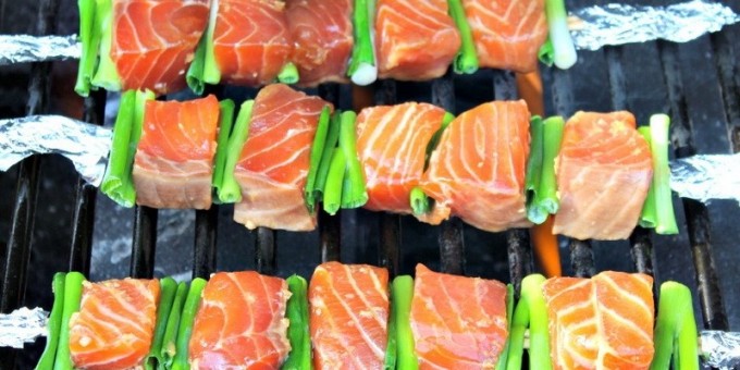 Двигаем на природу: 5 простых и вкусных рецепта лосося на гриле