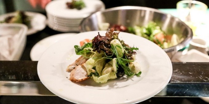 Как готовят ризотто с морепродуктами и теплый салат с курицей в итальянском ресторане «Perfetto»