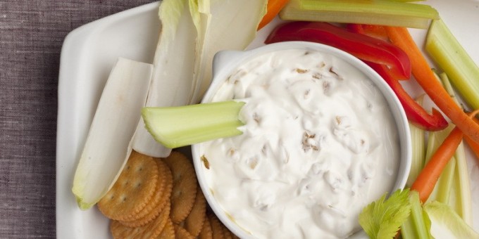 Пять вкусных и легких соусов к овощной нарезке