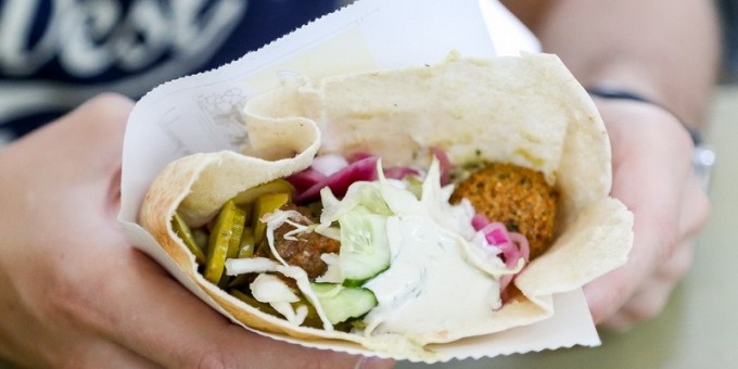 Фалафельная «Taki-DA» — первый еврейский фастфуд на улице Суражской, 4