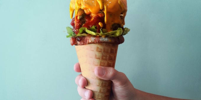 Первый в Минске «Burger Master» ещё не открылся, а уже заманивает безлимитными напитками