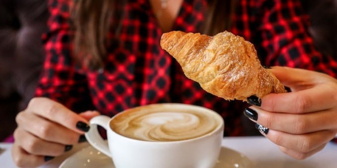 На завтрак в кафе «Bistro de Luxe». Откуда такая нездоровая популярность?