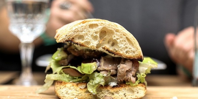 Как, а самое главное чем, кормят в новом кафе-баре «МанифестЪ»