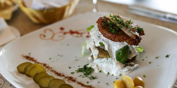 Колоритные бургер-драники в ресторане при гостиничном комплексе «Виктория»