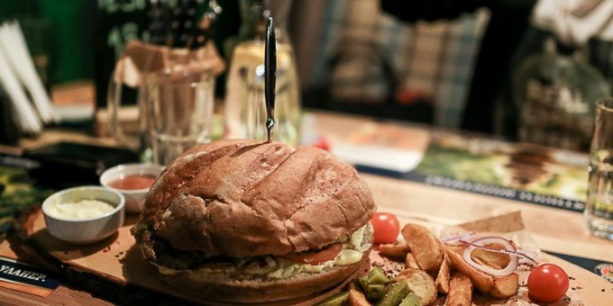 В пабе «The Pub» приготовили самый большой бургер в Минске