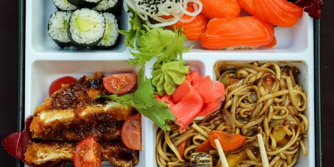 Пробуем блюда из нового бэнто-меню в суши-баре и службе доставки «ЙО! Суши»