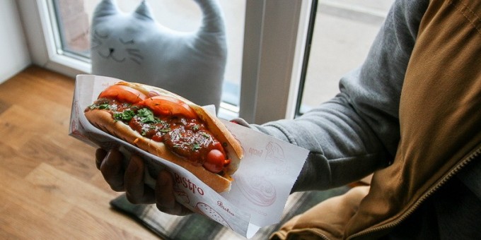 Новая хипстерская закусочная на Октябрьской с крафтовыми хот-догами