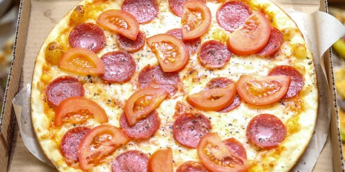 Выгодное предложение от «Пицца Темпо» на компанию любителей пиццы на тонком тесте