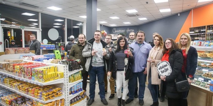 На заправках А-100 появился хот-дог с авторским соусом от Александра Чикилевского