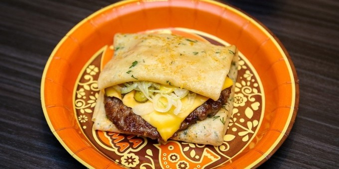 Новинка биф-блин на вид как мамин блин, а по вкусу как чизбургер