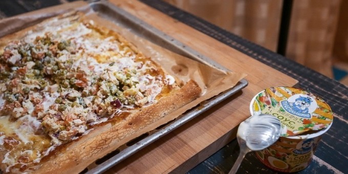 Не бездушная машина: готовим мощную новогоднюю пиццу-оливье на йогуртовом соусе