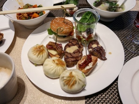 Семейные бранчи со шведским столом вернулись в гостиницу «Пекин» по адекватной цене