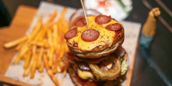 Нашли, где в Минске можно затестить мощный пицца-бургер с гарниром за 11,50 рублей