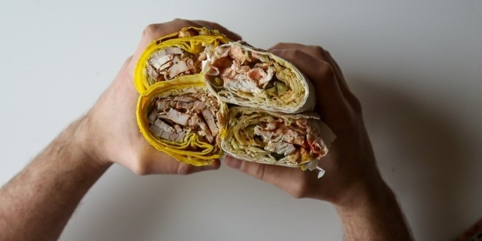 Где заказать годную шаурму на доставке утром, днем или в два часа ночи?