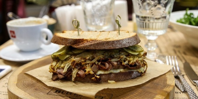 Мощный бутерброд на русский манер в «ButterBro», который нам послали Боги