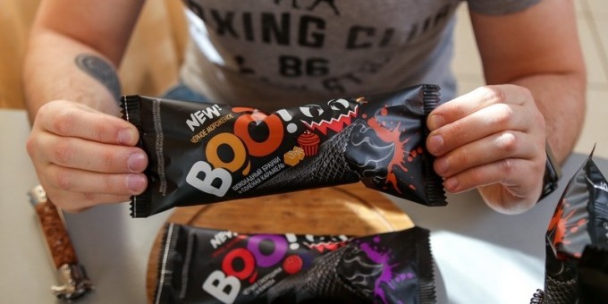 Не без риска затестили на себе абсолютно черное мороженое из Могилева с любовью