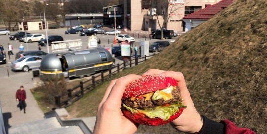 Почему сломался фудтрак «Sim Sim», в котором собирают злой бургер за 6 рублей