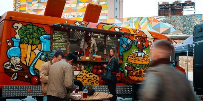 Фуд-траки «BurgerLab» и «El Chapo Taco» теперь жарят на Октябрьской