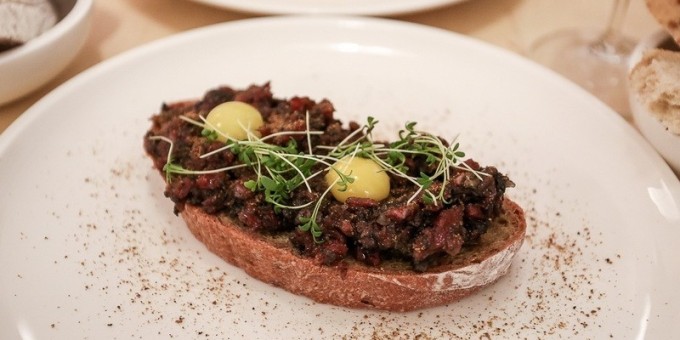 Новая пекарня «Let it be» на Октябрьской с вином и современным взглядом на бутерброды