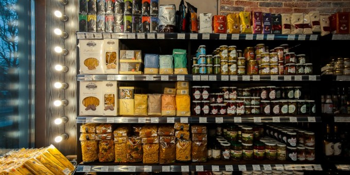 Тестим первый салон еды, где вам готовы собрать набор вкусняшек под вино