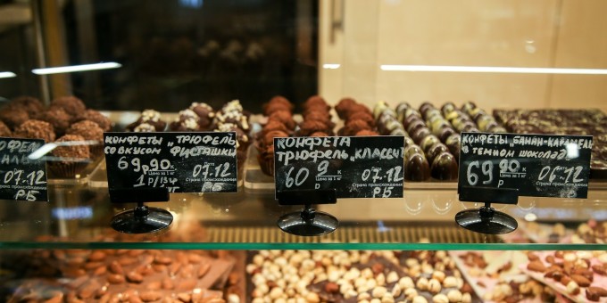 В магазине «Доброном» скрафтили новогодние конфеты и килограммовые шоколадные плитки с орехами