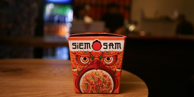 Скрестив палки и выставив на растерзание повара, распахнула двери городская лапшичная «Съем Сам»